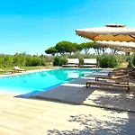Дом отдыха With Mediterranean Garden In Castiglione Марина-ди-Гроссето
